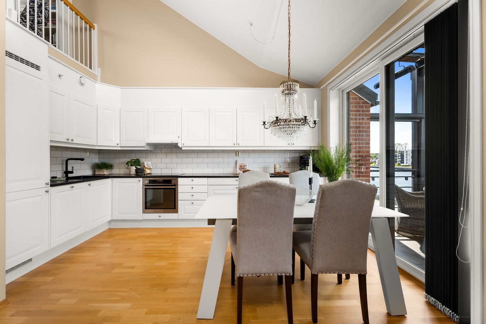 Det er god plass til spisebord i tilknytning til kjøkkenet Galleribilde