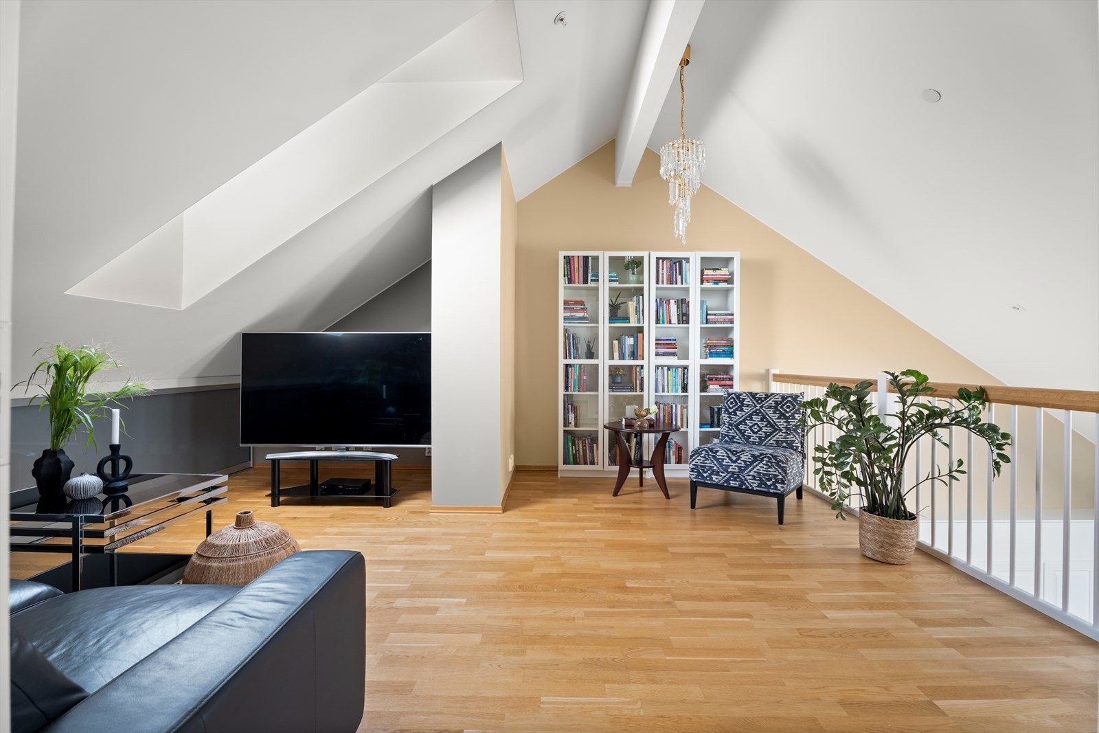 Koselig stue i loftetg. Galleribilde