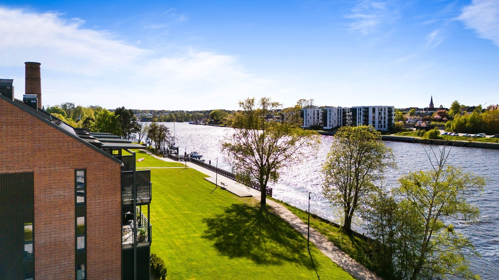 Leiligheten ligger i første rekke mot Glomma, og har deilig ettermiddags-/kveldssol Galleribilde