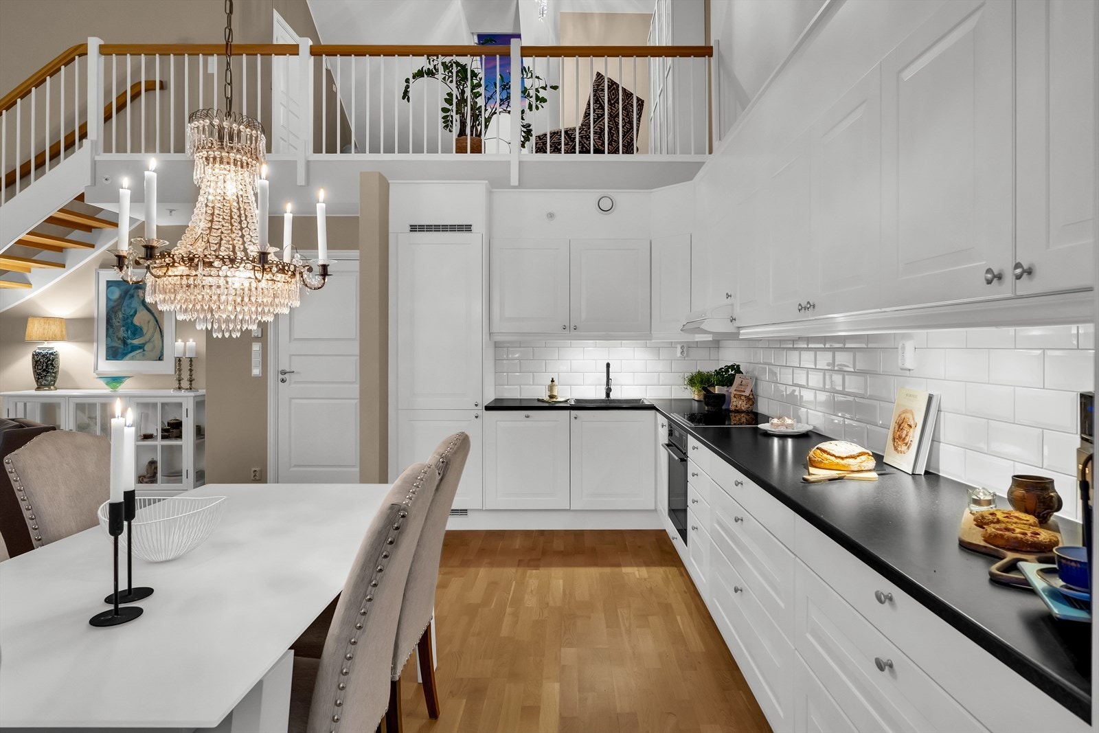 Kjøkkeninnredning fra Sigdal, med profilerte fronter og laminert benkeplate Galleribilde