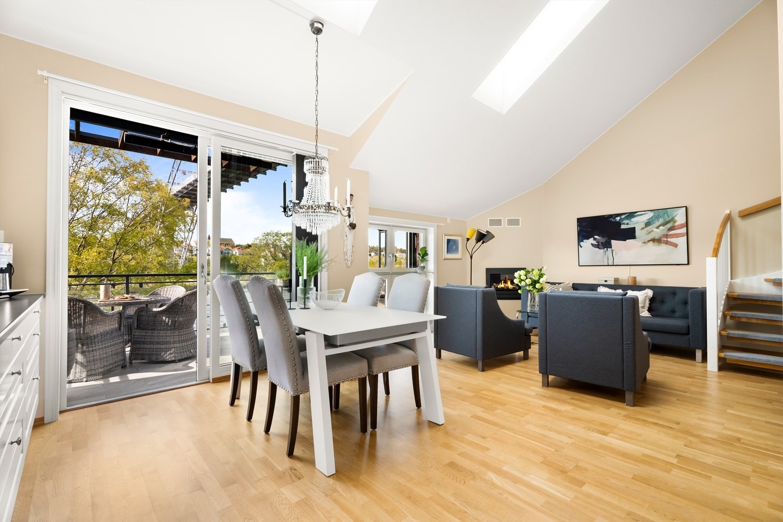 Romslig stue/kjøkken Galleribilde