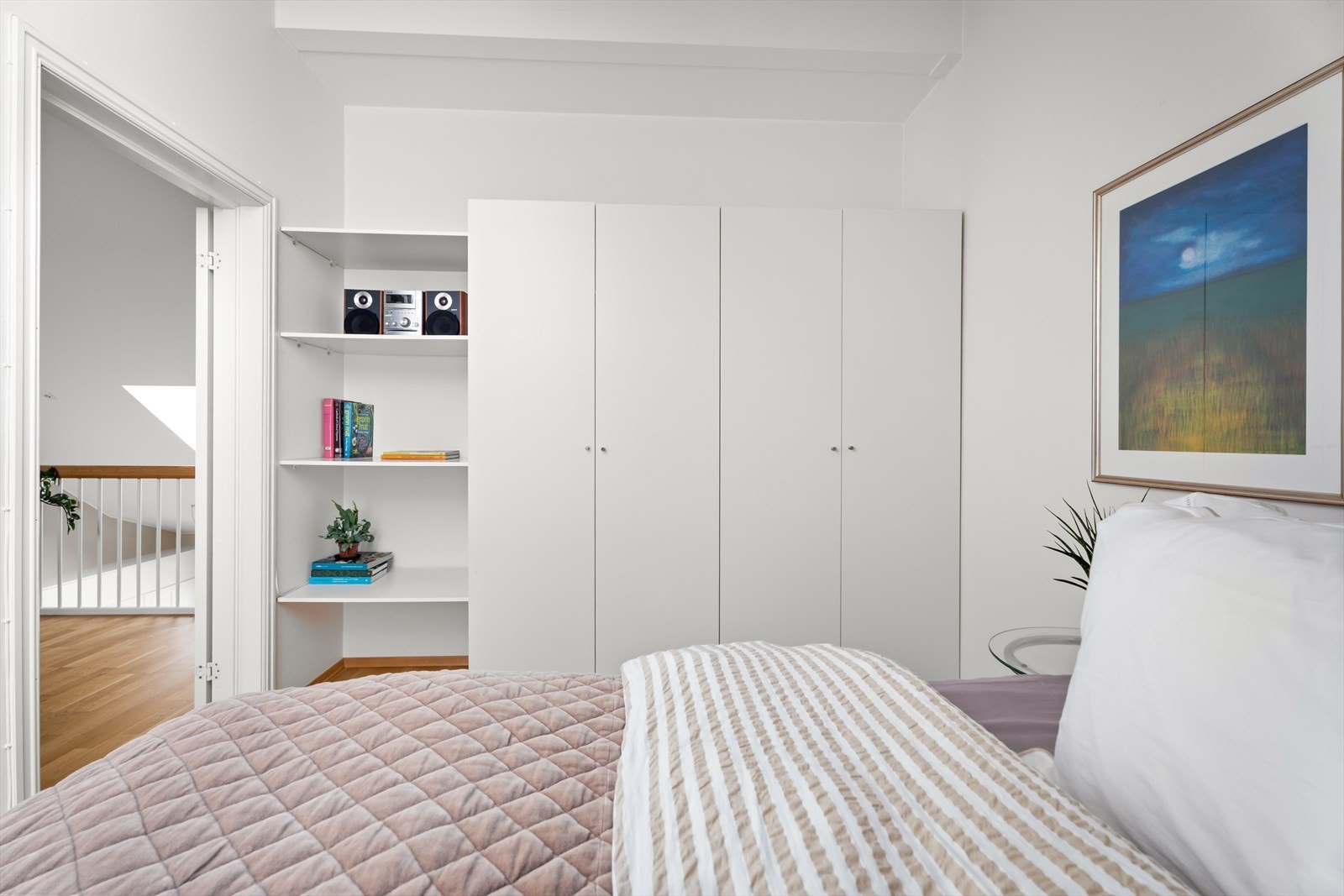 Soverommet har garderobeløsning med både skap og hyller Galleribilde