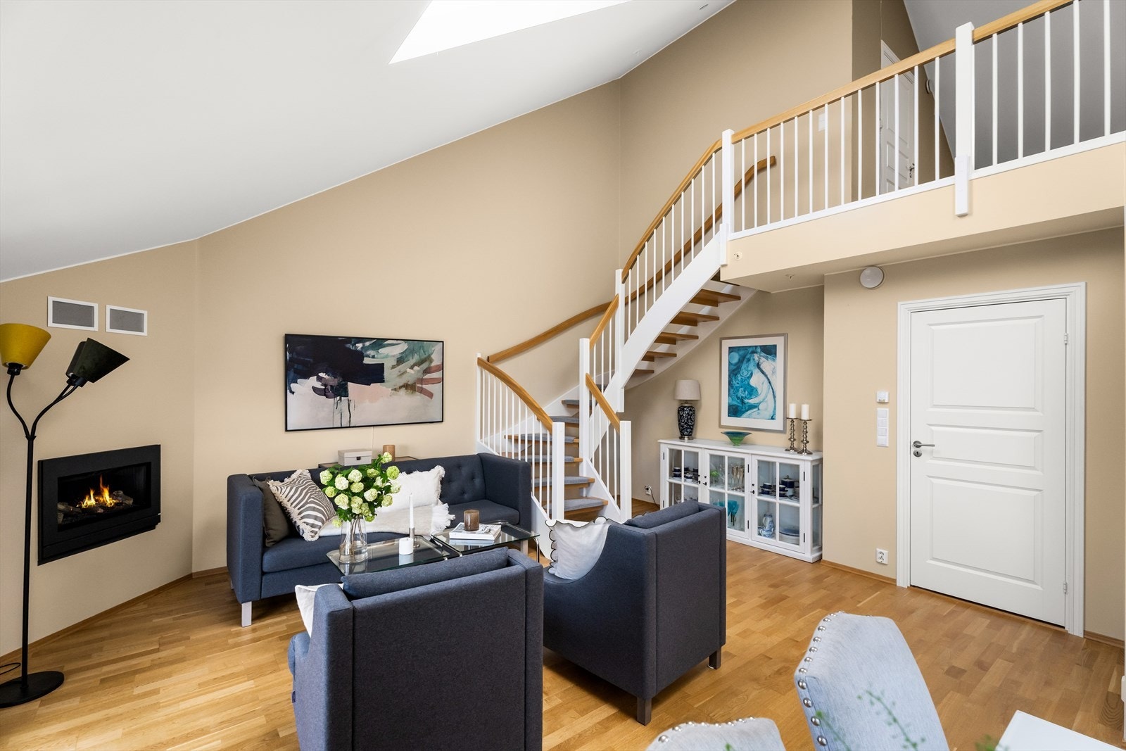 I stuen er det gasspeis, som gir kos og ekstra varme på kalde dager Galleribilde