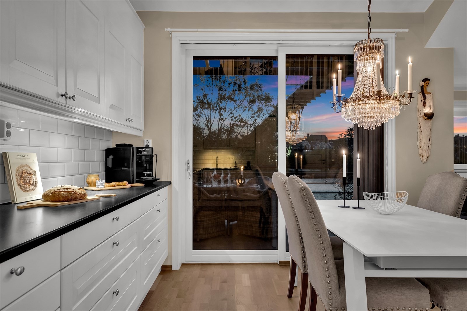 Fra kjøkkenet er det utgang til terrasse Galleribilde