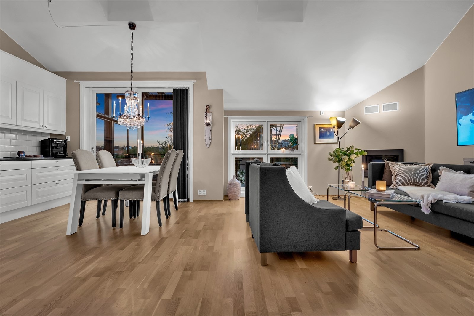 Det er åpen løsning mellom stue og kjøkken Galleribilde