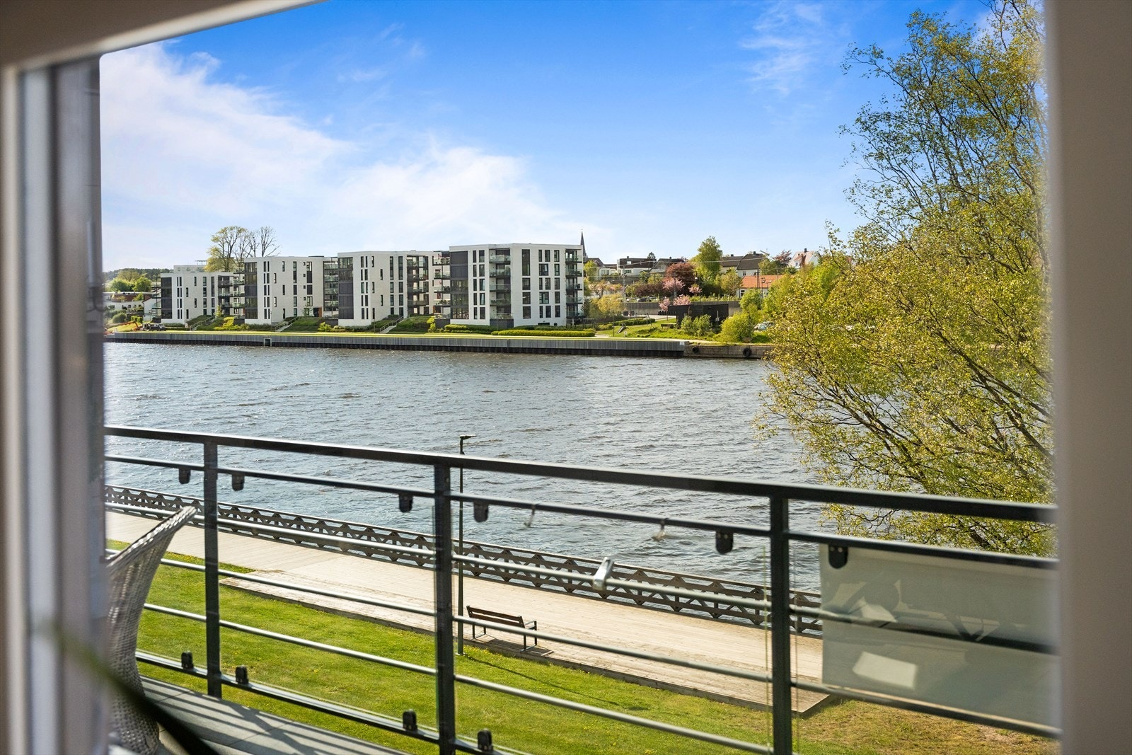 Fra stuen er det utsikt utover Glomma Galleribilde