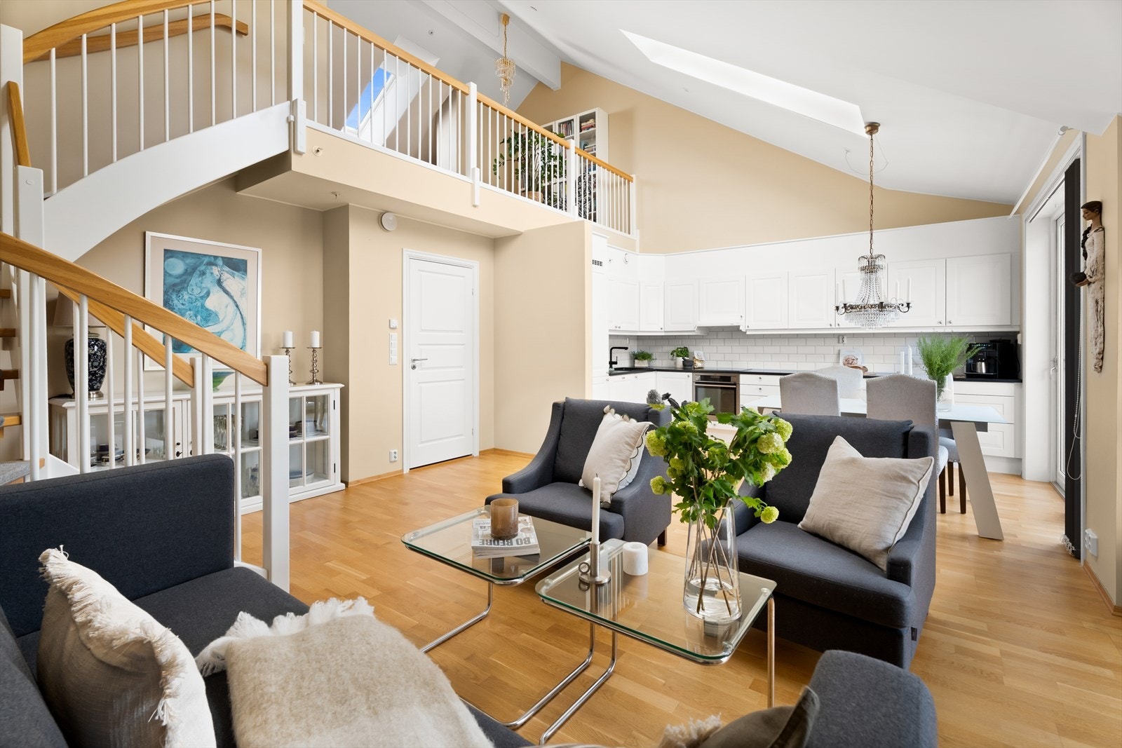 Åpen himling, ekstra takhøyde og godt med naturlig lysinnslipp gjør rommet lyst og luftig Galleribilde