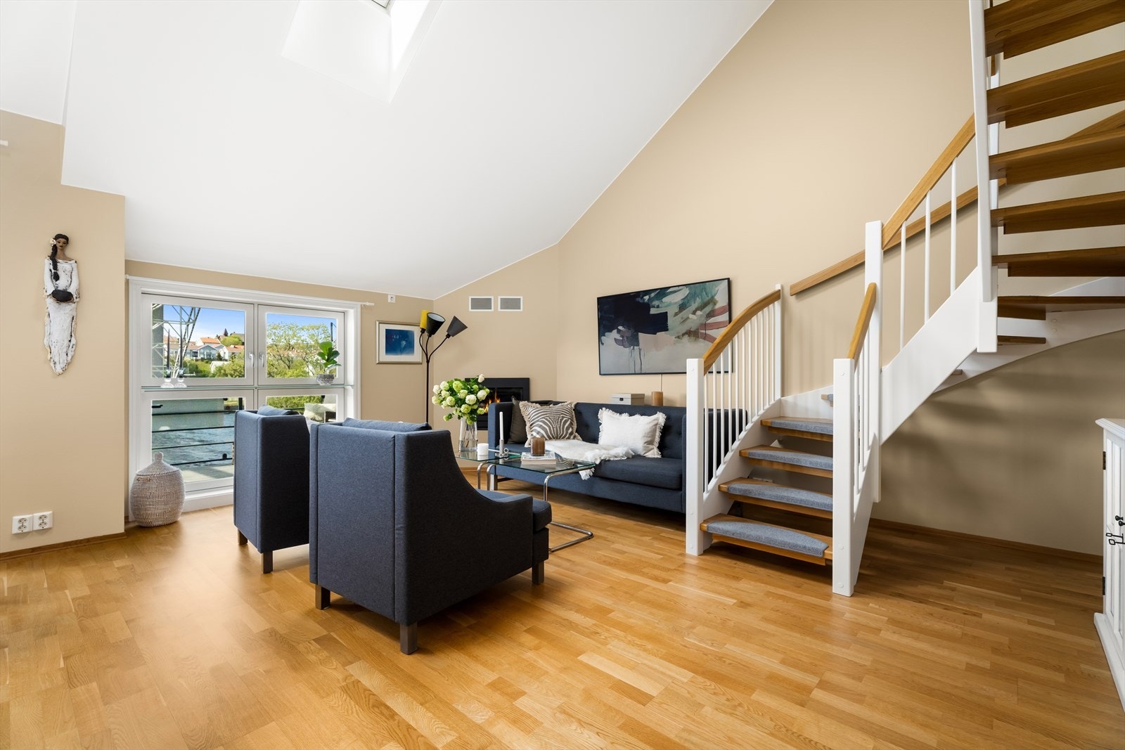 Fra stuen er det trapp opp til loftetg. Galleribilde