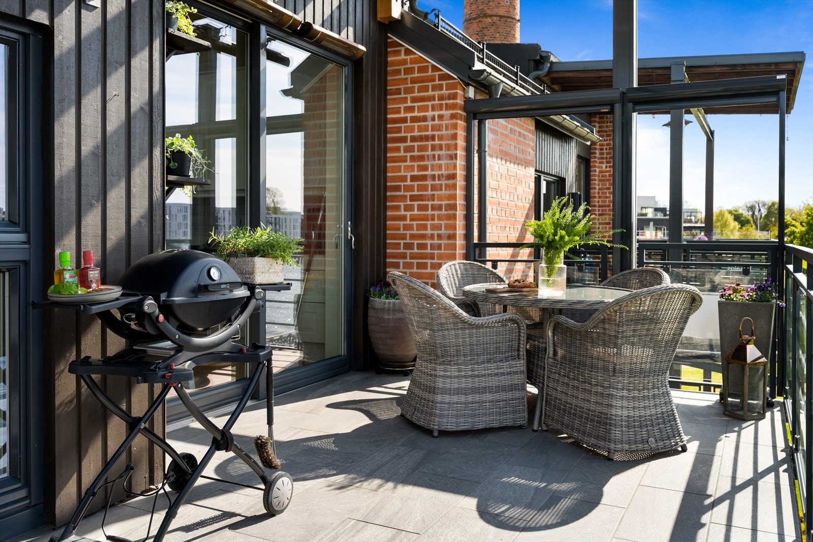 På terrassen er det god plass til utemøbler Galleribilde