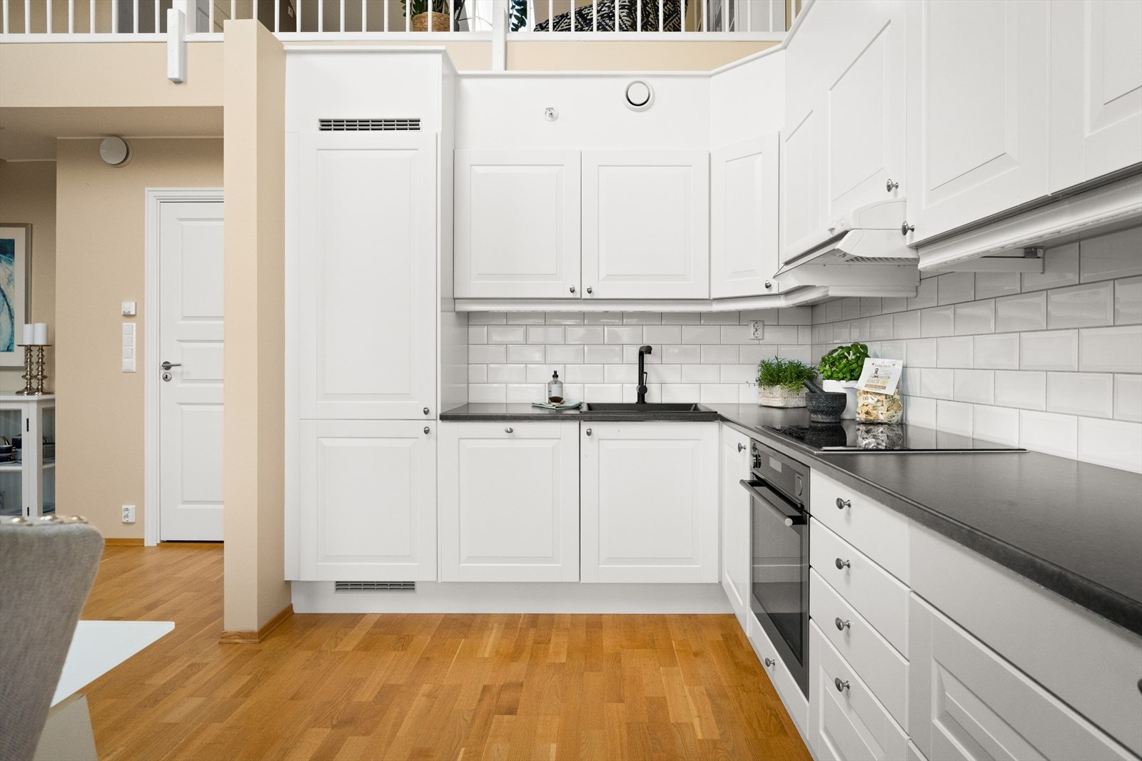 Det er integrerte hvitevarer som oppvaskmaskin, kjøle-/fryseskap, stekeovn og induksjonstopp Galleribilde