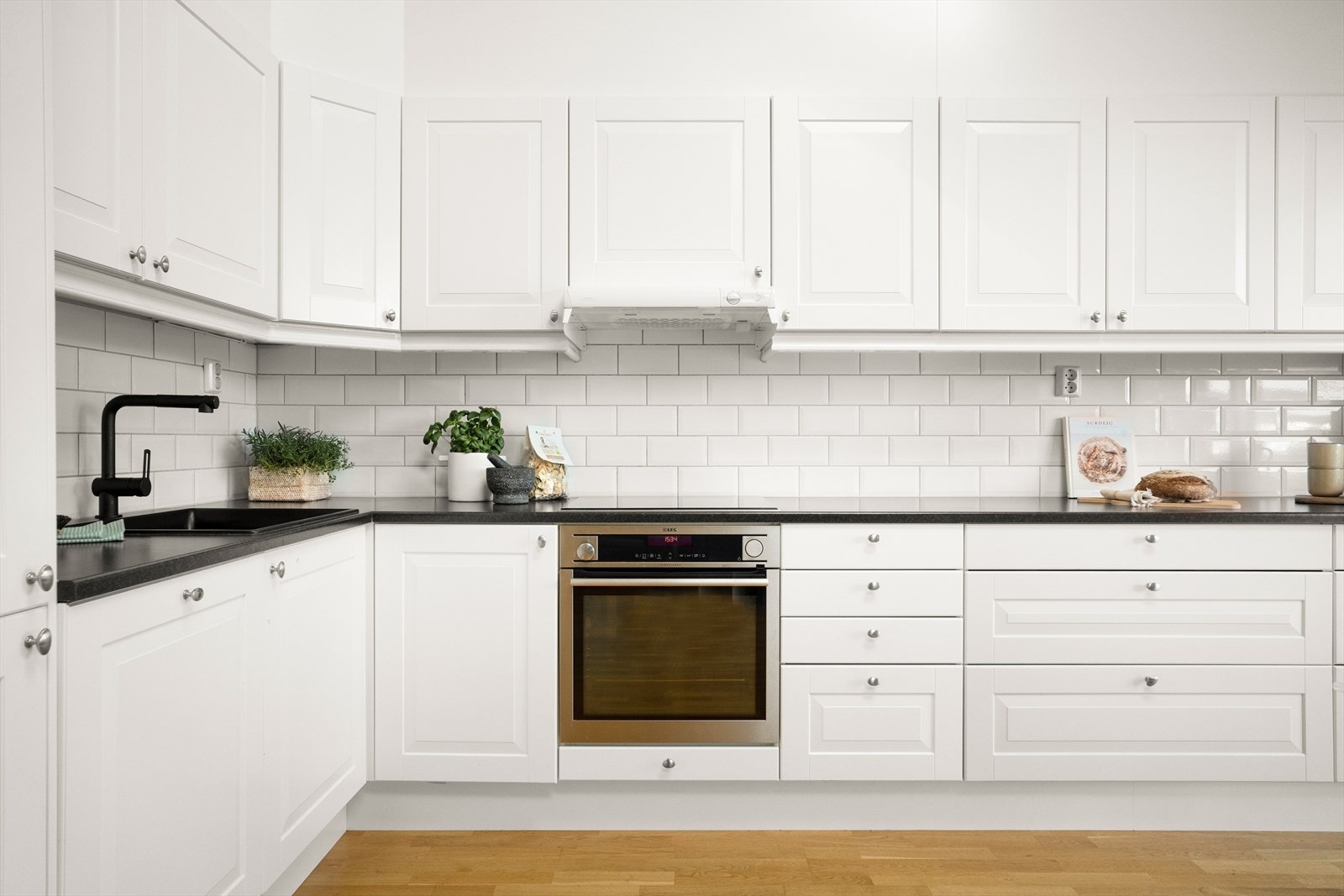 Det er nedfelt oppvaskkum med ett-greps blandebatteri Galleribilde