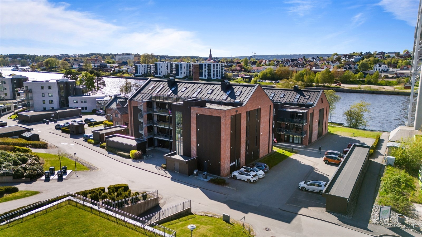 Asfaltert innkjørsel og parkeringsplass Galleribilde