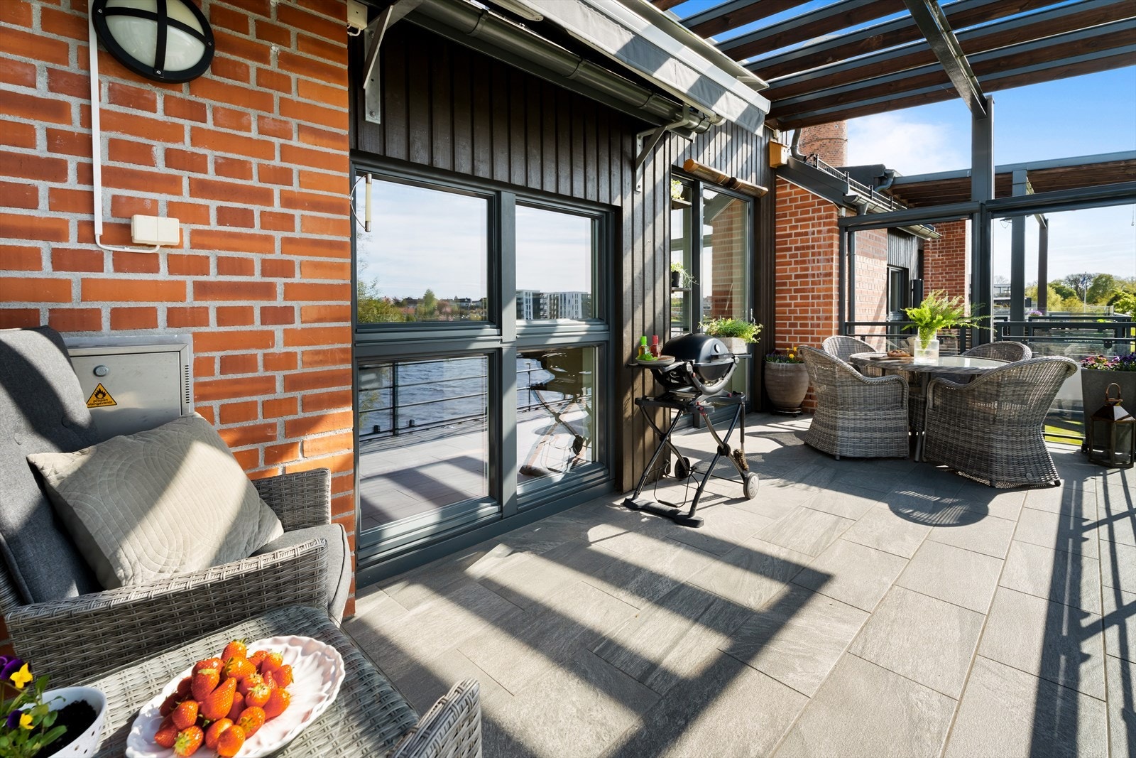 Vestvendt terrasse på ca. 16 m² Galleribilde