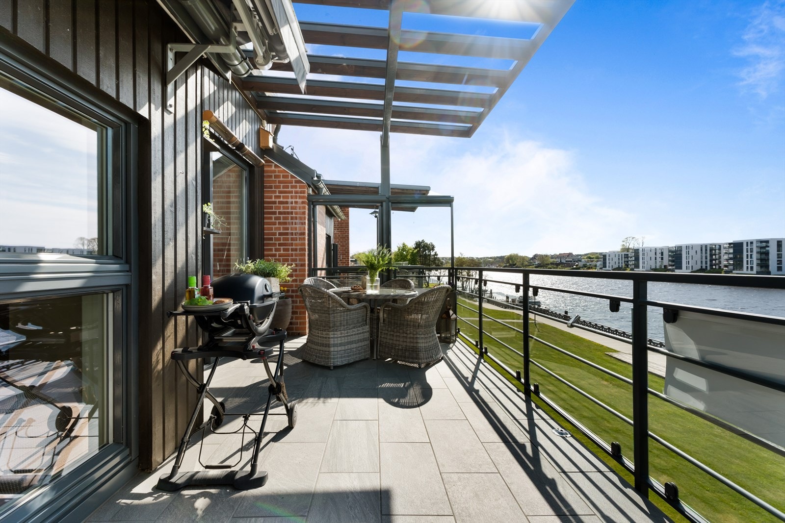 Fra terrassen er det nydelig utsikt utover Glomma og over til Cicignon/Bellevue på Vestsiden Galleribilde