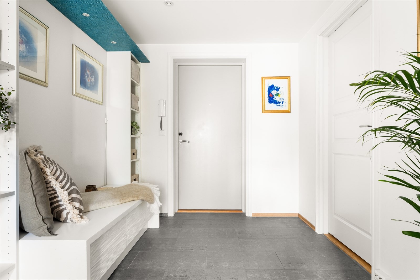 Lys og innbydende entré/gang - her er det porttelefon for fjernåpning av felles ytterdør Galleribilde