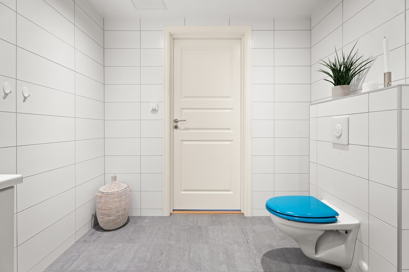 Flislagt baderom med down-lights i himlingen Galleribilde