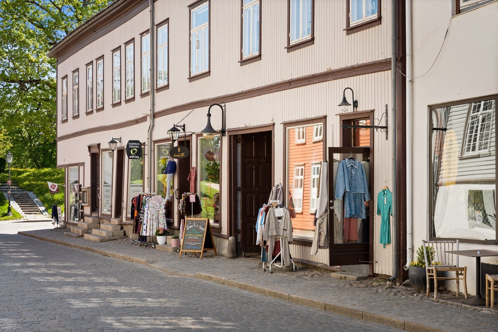 Gamlebyen er ikke bare godt bevart, den er også spill levende med butikker, gallerier og caféer som syder av liv Galleribilde