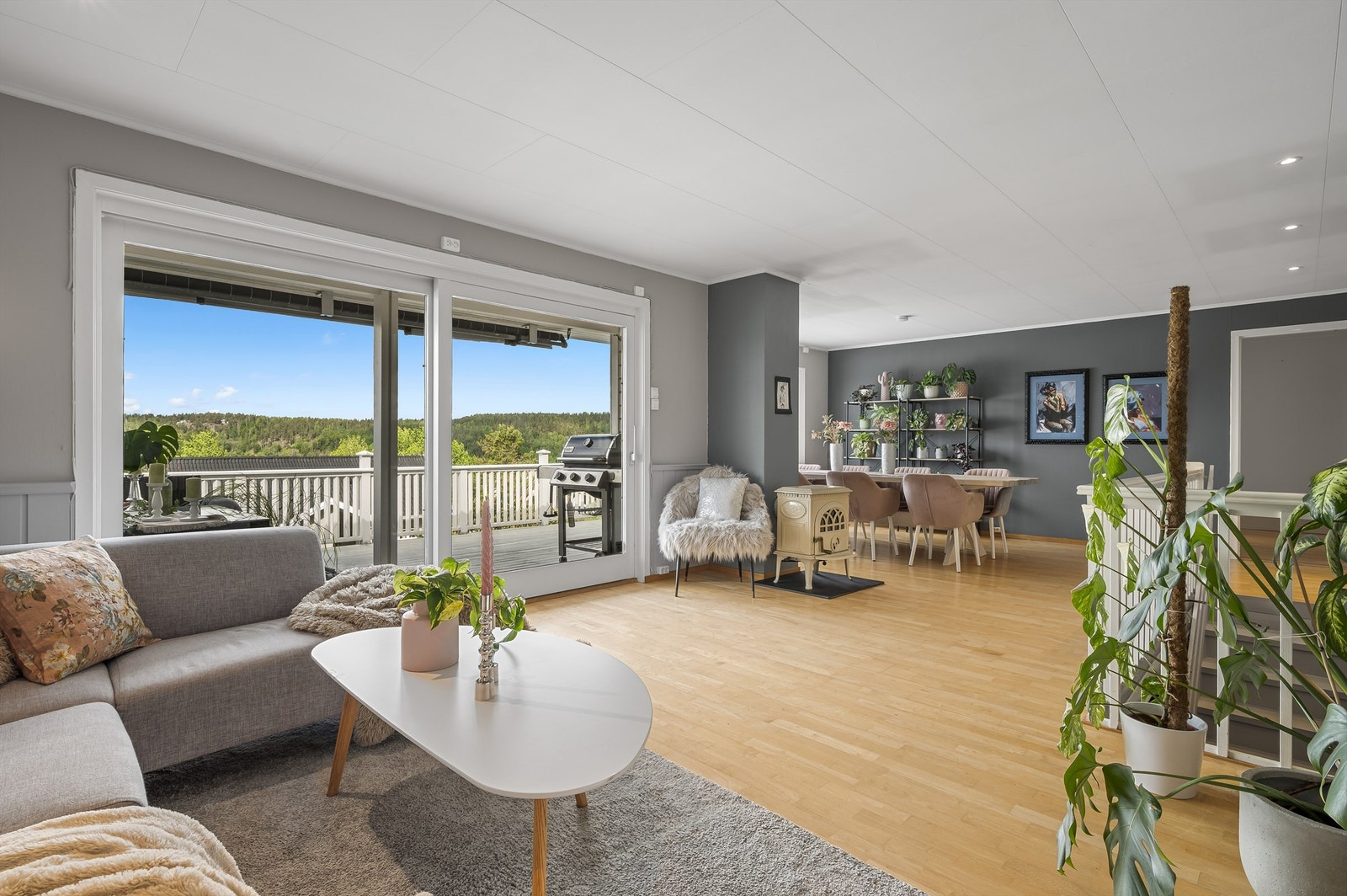 Store vindusflater som slipper inn mye naturlig lys Galleribilde