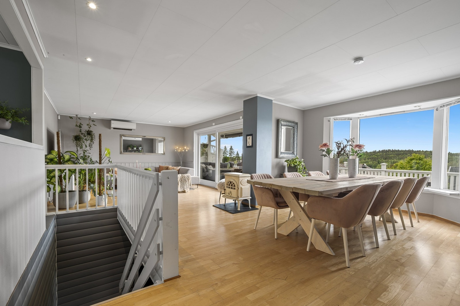 Stor og romslig stue/spisestue Galleribilde