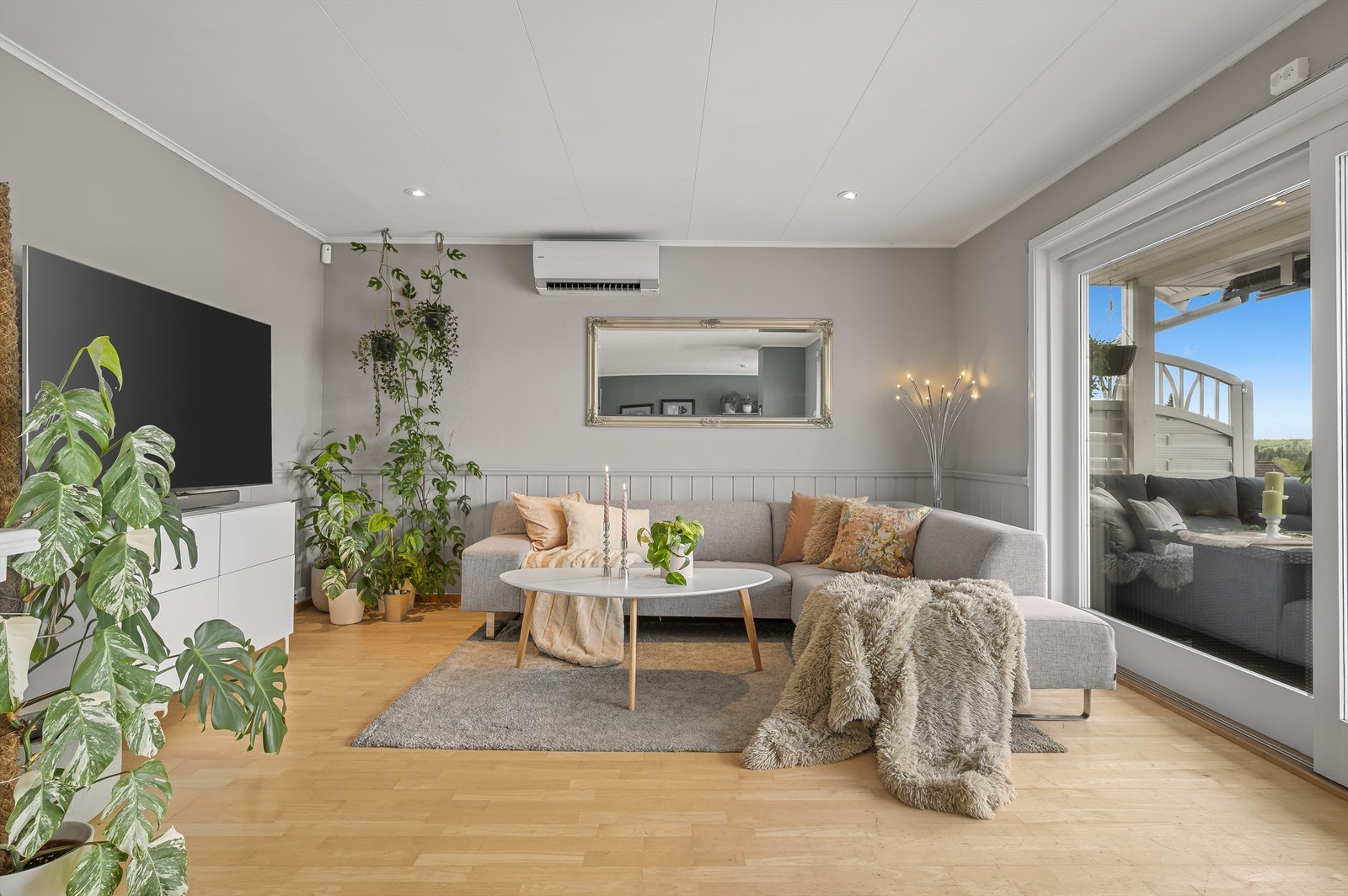 Fra stuen er det utgang til stor vestvendt balkong Galleribilde