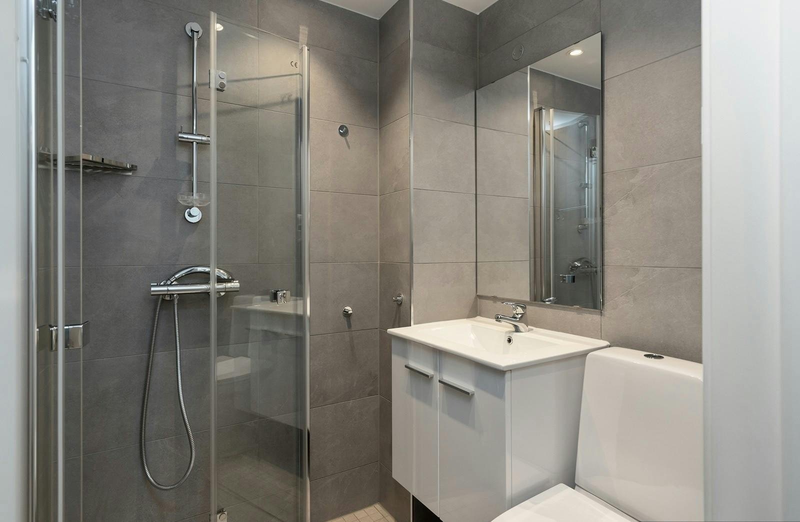 Pent bad med moderne standard Galleribilde