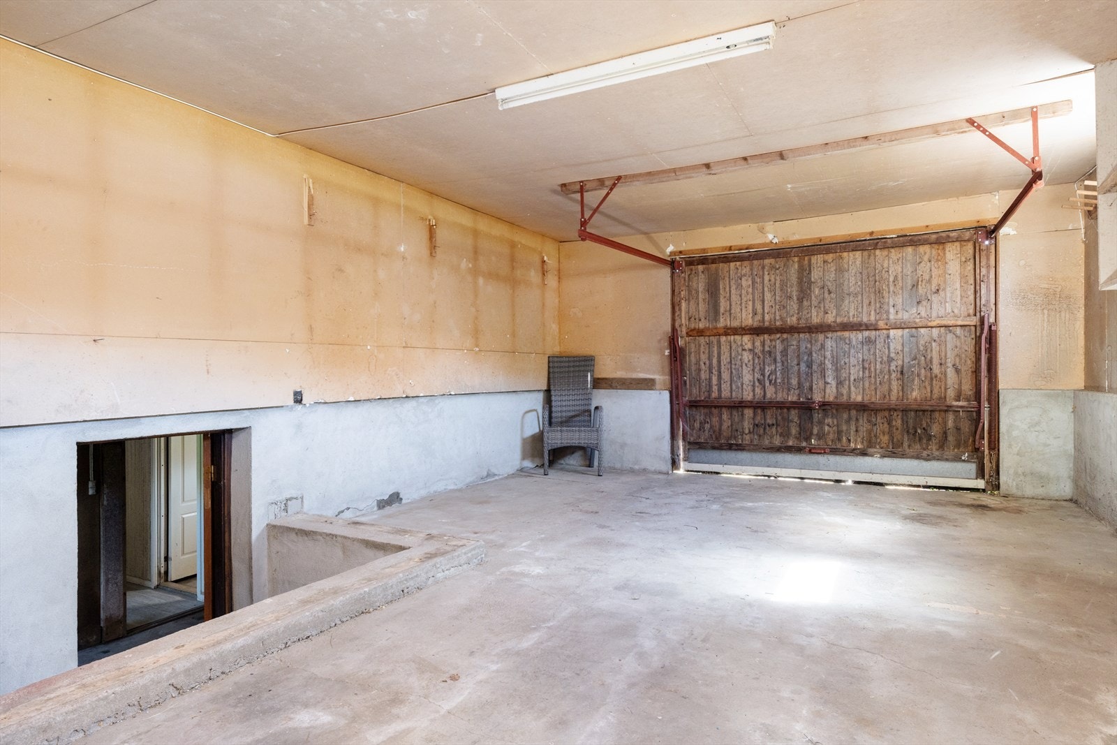 Garasje med tilkomst til huset gjennom kjelleren. Galleribilde