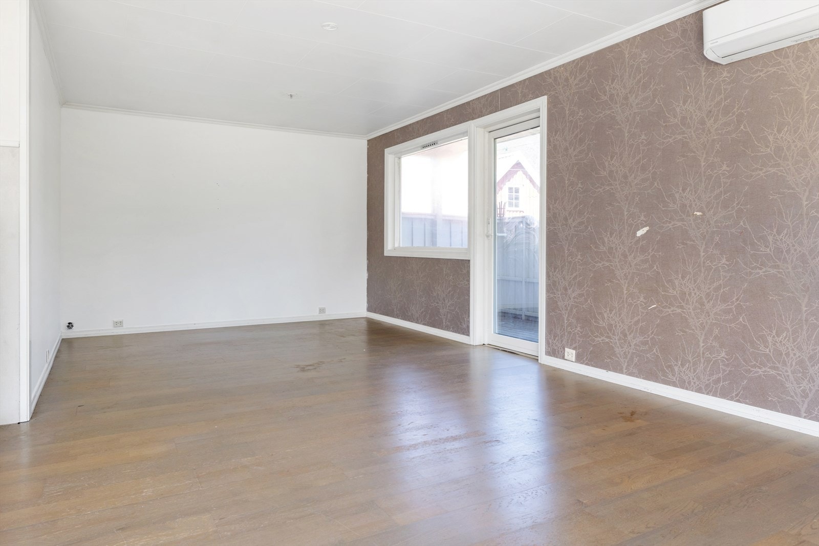 Det er tilkomst til en veranda fra stuen. Galleribilde