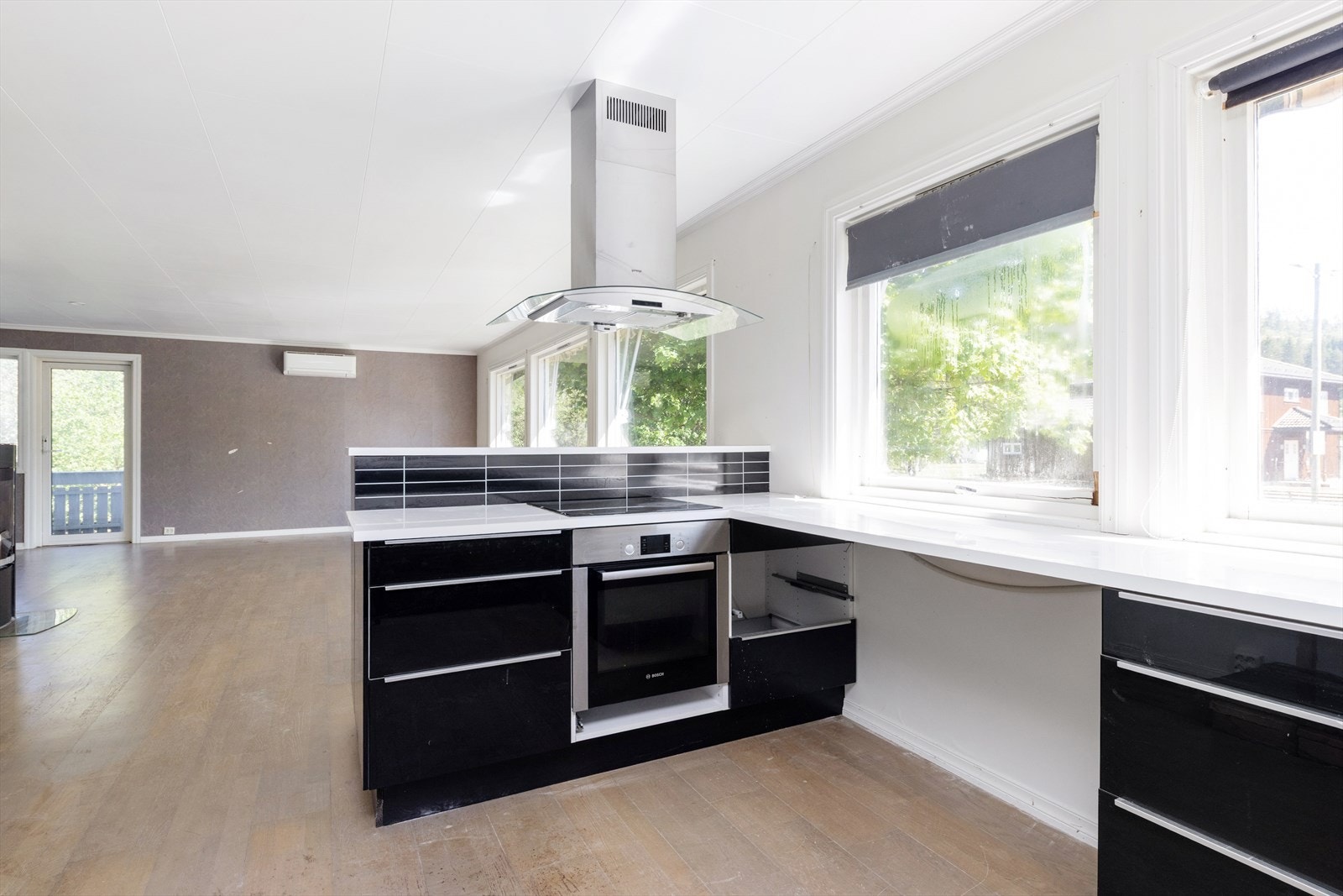 Kjøkkeninnredningen er av nyere dato, men har skader som gjør at ny innredning bør påregnes. Galleribilde