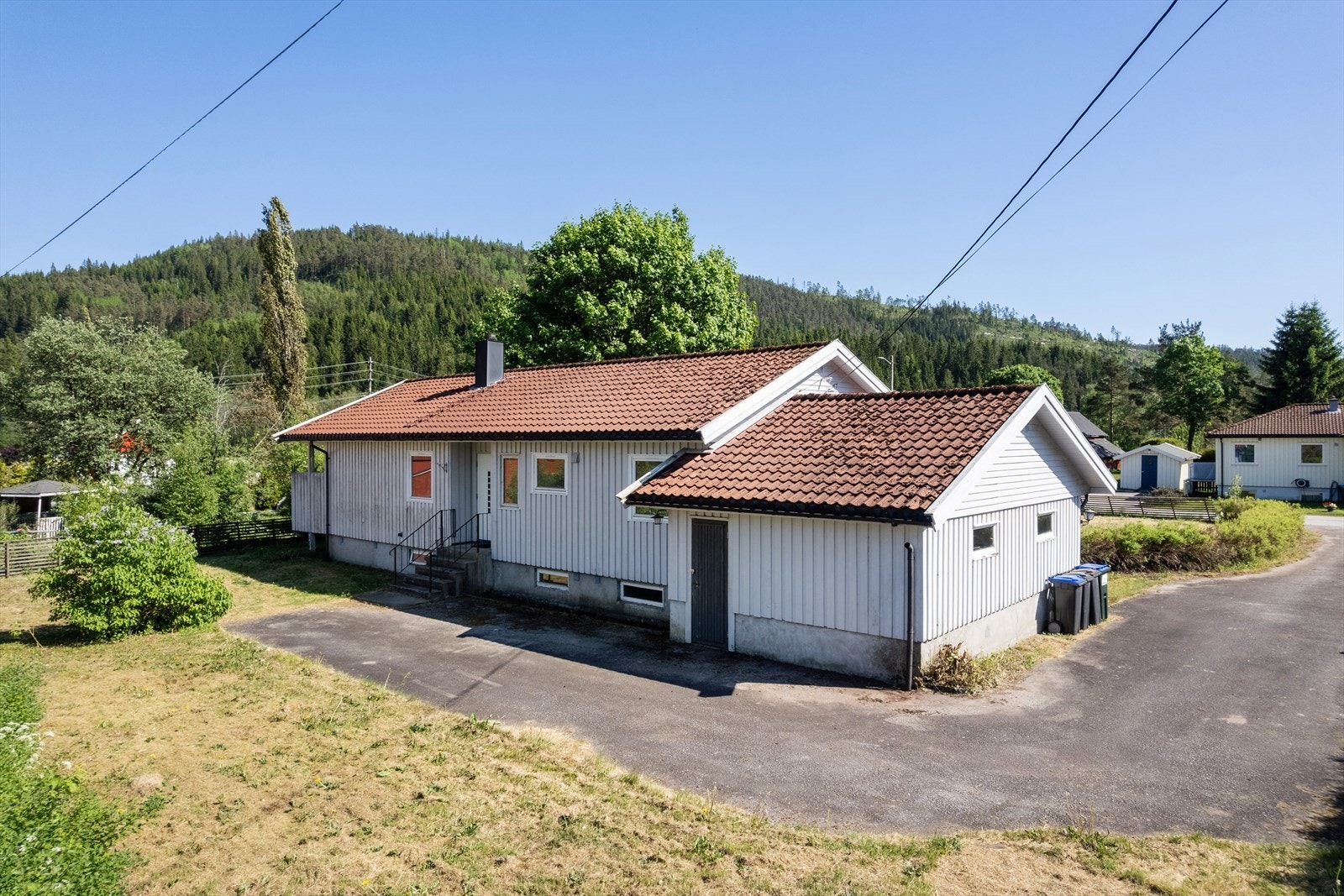 Boligen har tre soverom, stue, kjøkken, gang, og bad i hovedetasjen. Garasje med tilkomst igjennom kjeller. Galleribilde