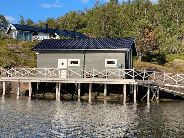 Naust med brygge og flytebrygge Galleribilde