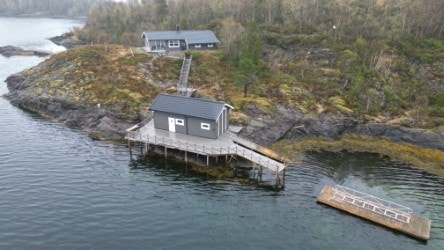 Idyllisk beliggende fritidseiendom med naust og brygge Galleribilde