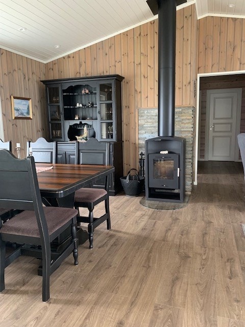 Stue med vedovn Galleribilde