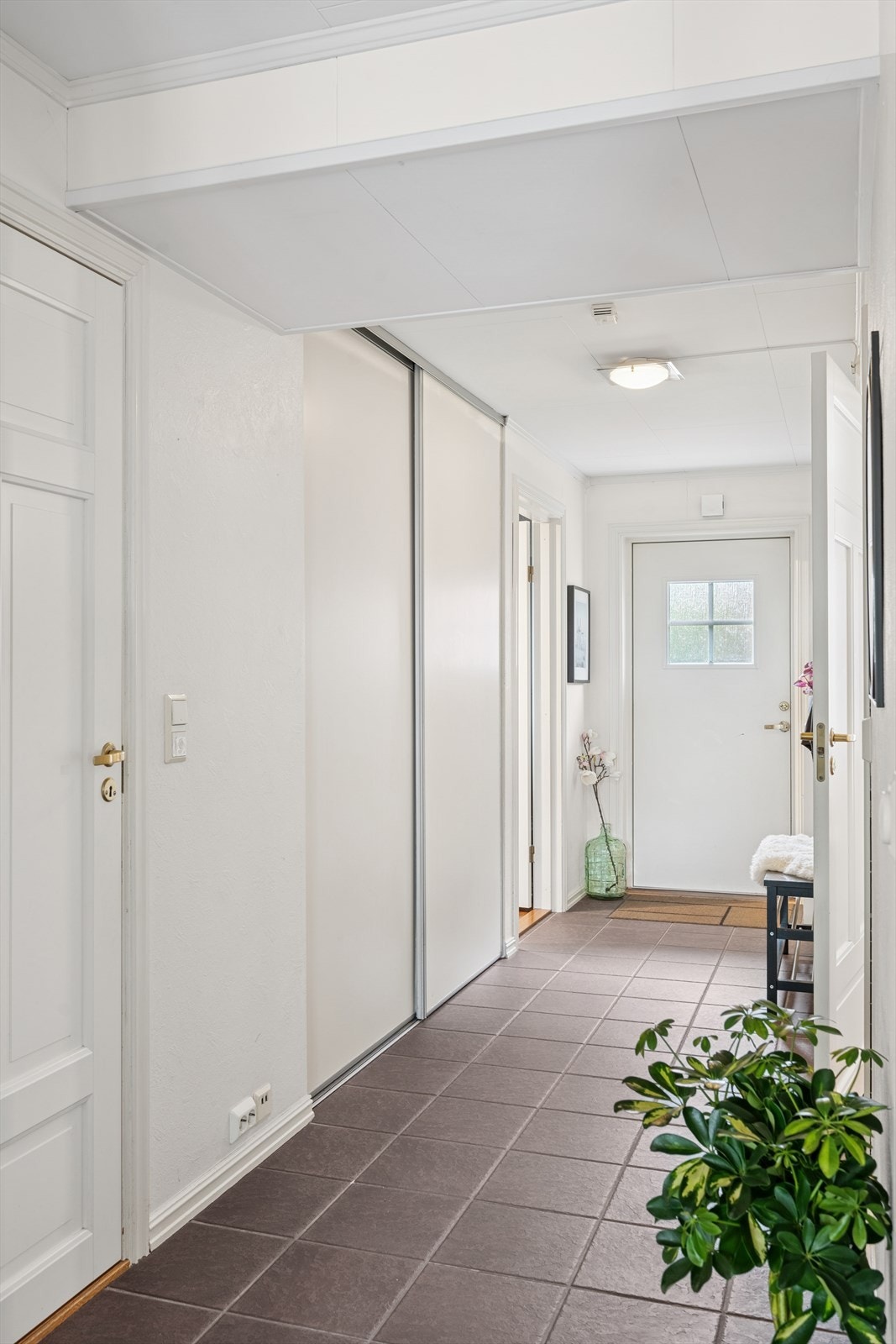 Velkommen inn! Lys og pen entré med plass for enkle garderobe- og opphengsløsninger. Galleribilde