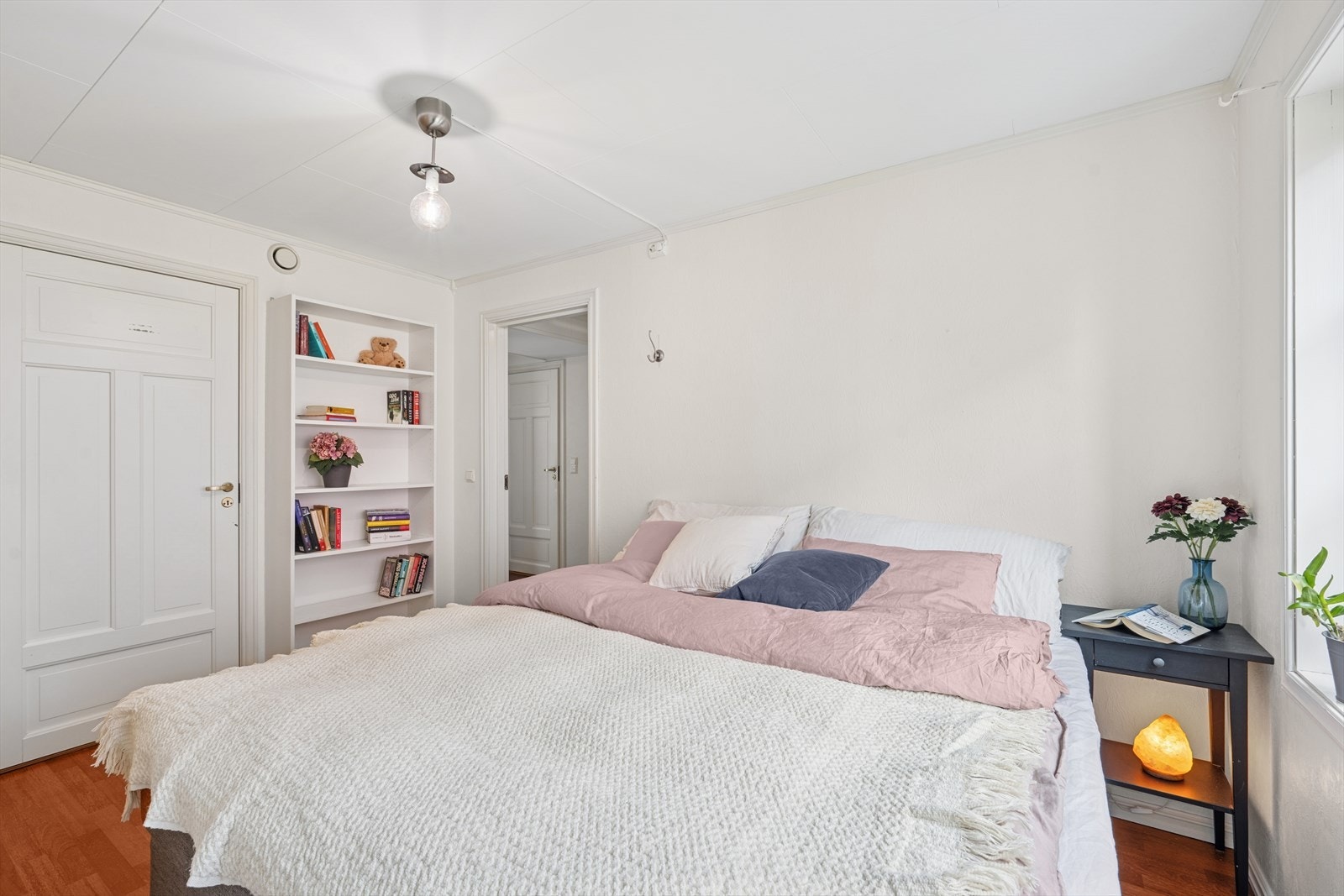 Her er det god plass for dobbeltseng, nattbord og gode garderobeløsninger. Galleribilde