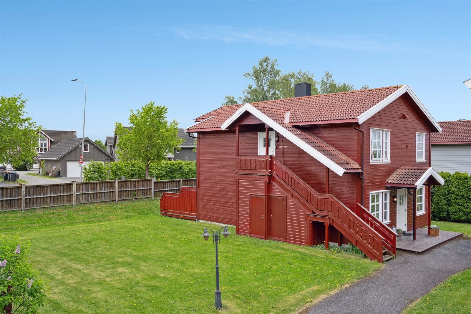 Herlig felles hage med boltreplass for både store og små. Galleribilde