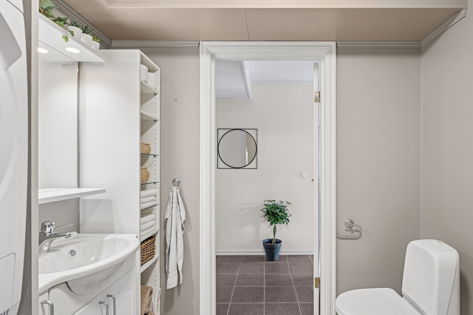 Badet har gulvstående toalett. Galleribilde