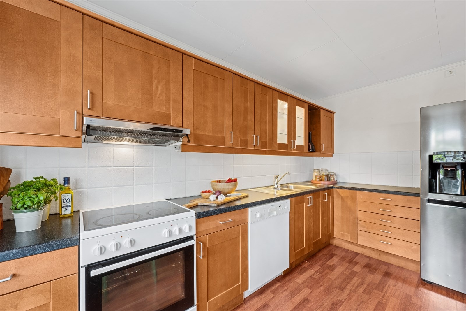 I innredningen er det plass for frittstående komfyr, oppvaskmaskin og side-by-side kjøl/frys. Galleribilde