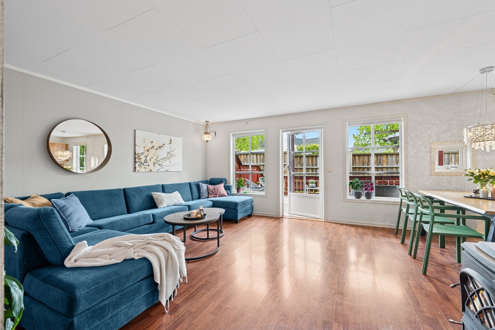 Vi beveger oss videre inn i en lys og innbydende stue. Galleribilde