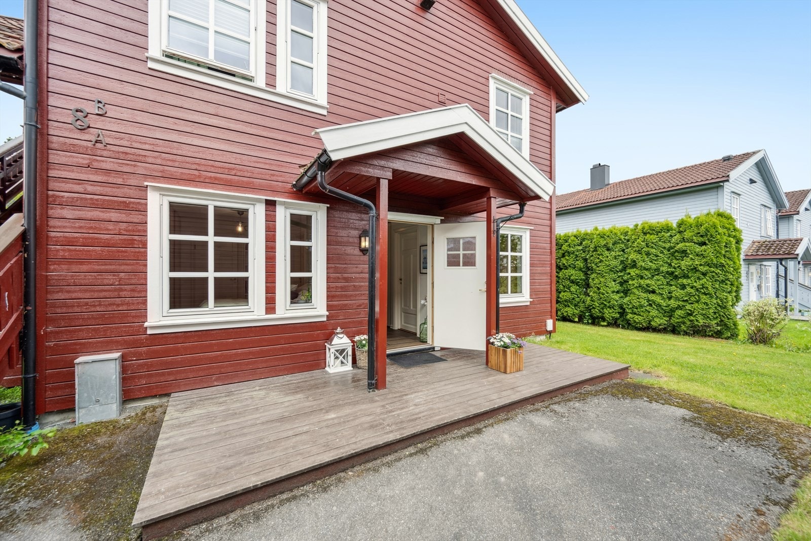 Et hyggelig inngangsparti ønsker deg velkommen hjem. Galleribilde