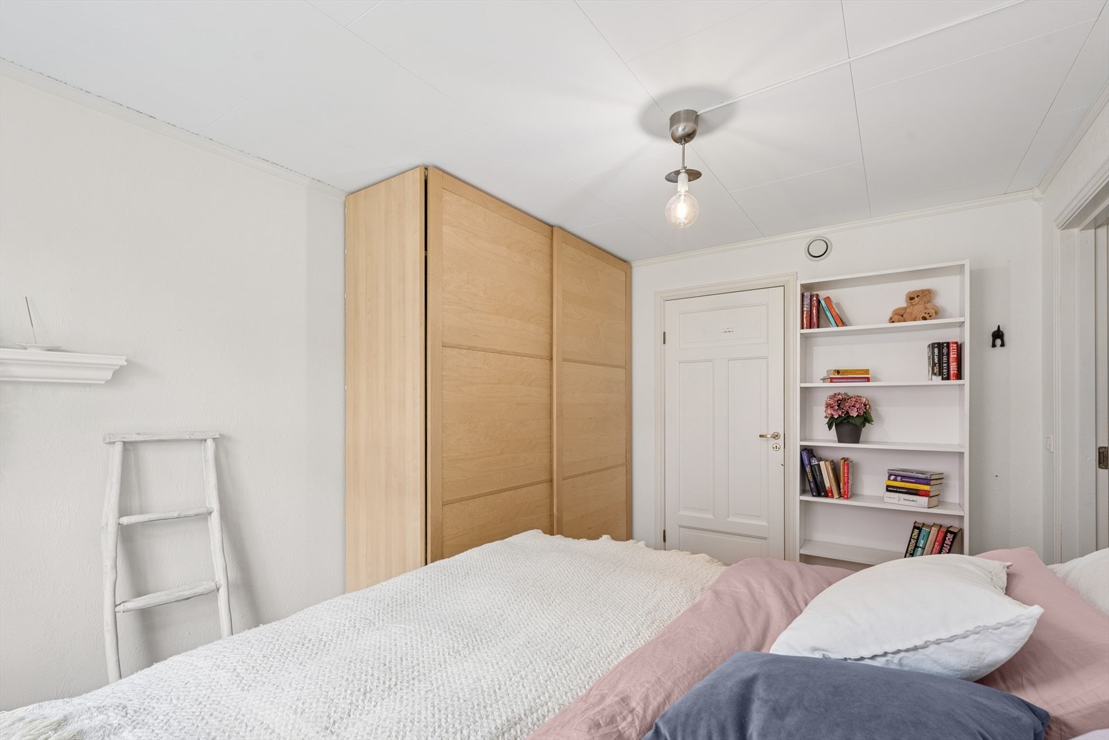 Fra soverommet er det direkte inngang til bod/teknisk rom. Galleribilde