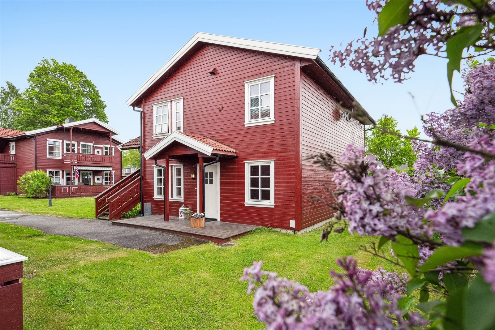 Pent opparbeidet felles tomt med grøntarealer og prydbusker. Galleribilde