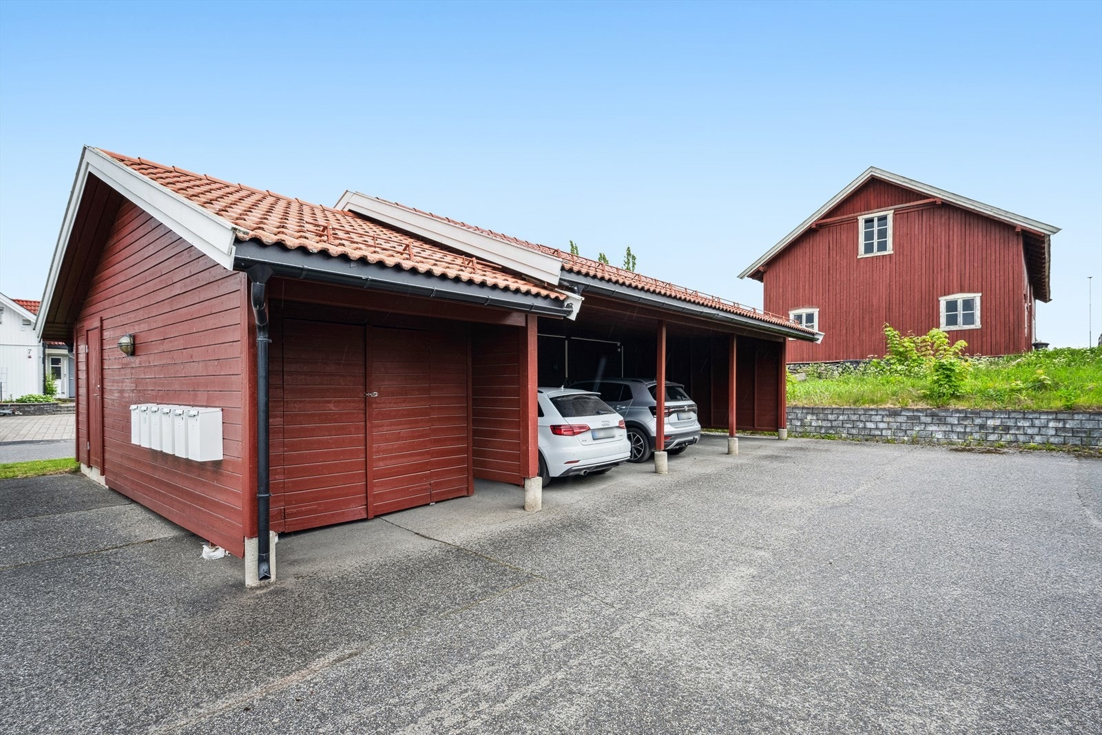 Det disponeres en plass i carport. En har også en bod i forbindelse med denne. Galleribilde