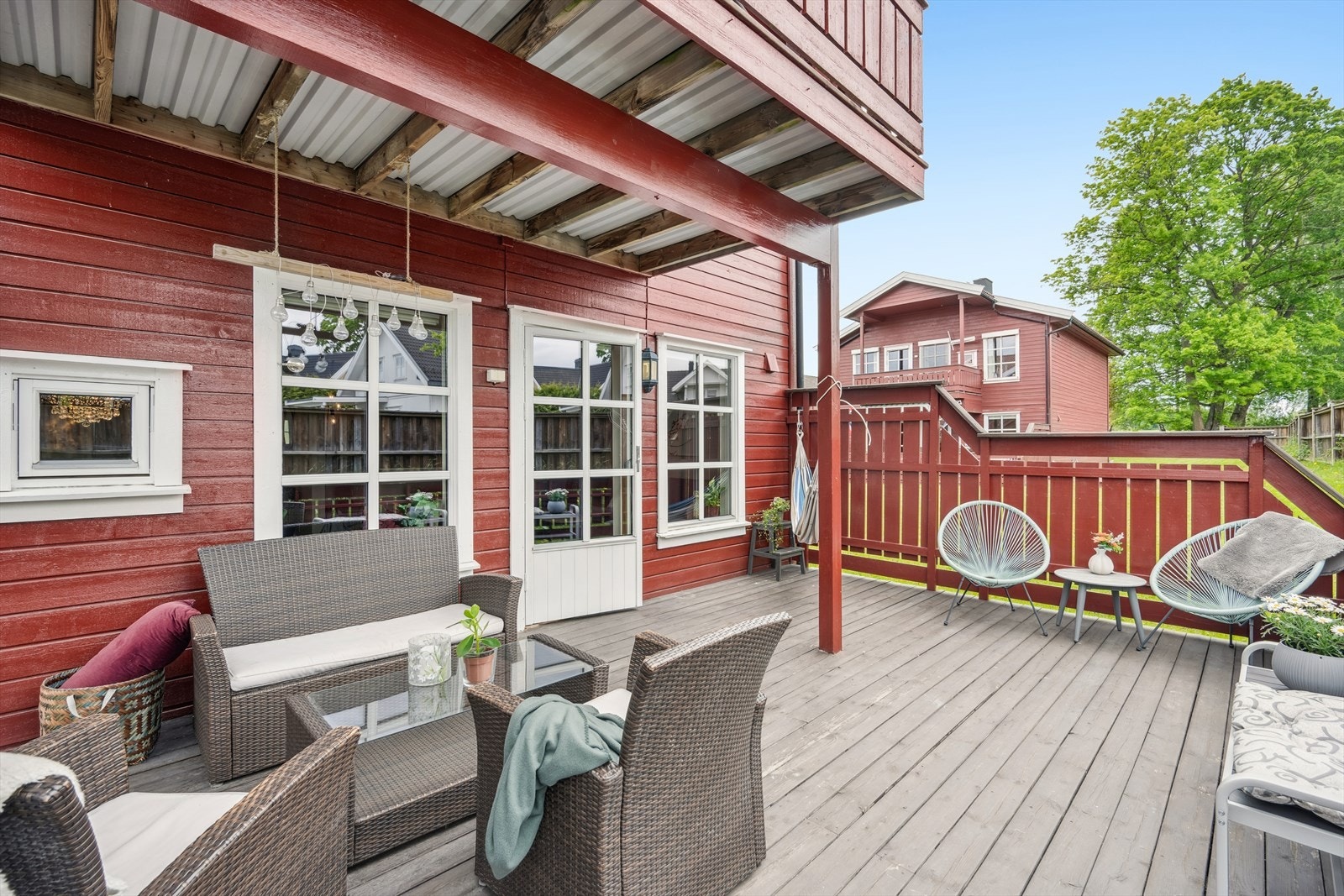 Fra stuen er det videre utgang til en flott og delvis overbygget terrasse. Galleribilde