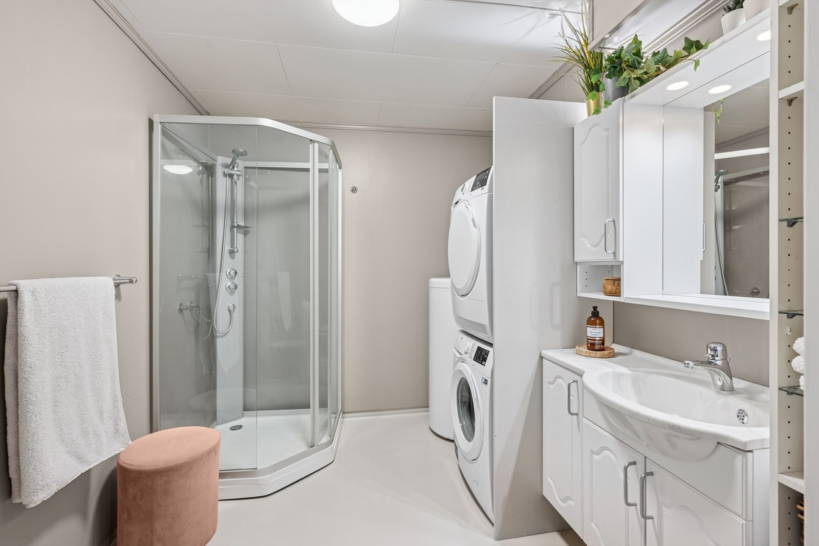 Lyst bad med behagelige varmekabler i gulv. Etablert dusjkabinett. Galleribilde