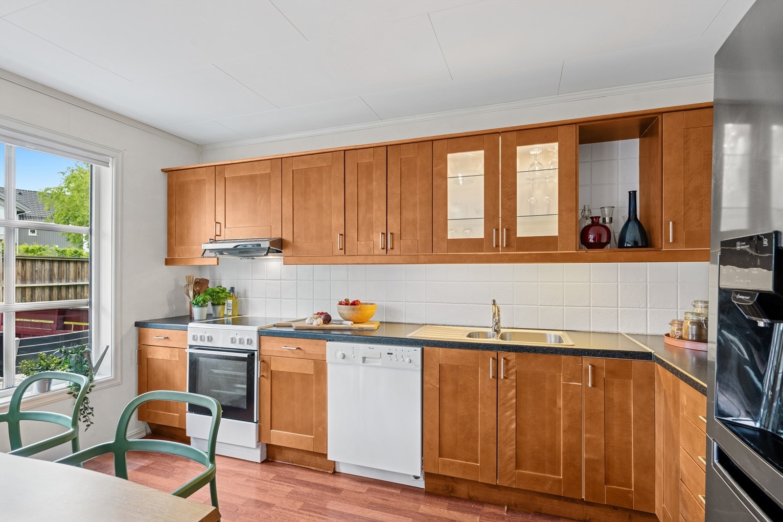 Tidløst kjøkken med alt en måtte trenge av skap-, skuff- og benkeplass. Galleribilde