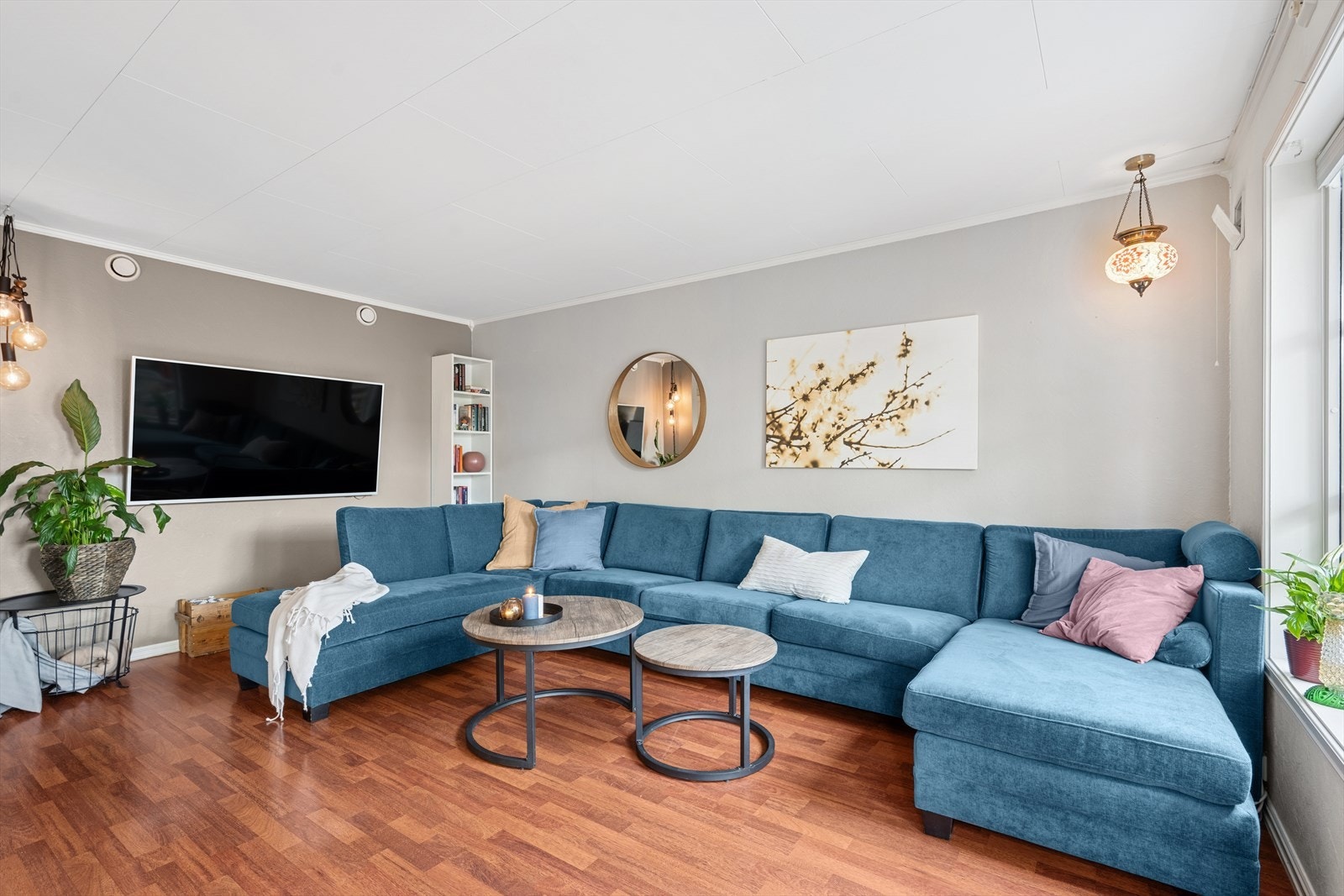 Sofakroken finner fort sin naturlige plass i rommet, og tv-en kan med fordel plasseres mot/på vegg. Galleribilde