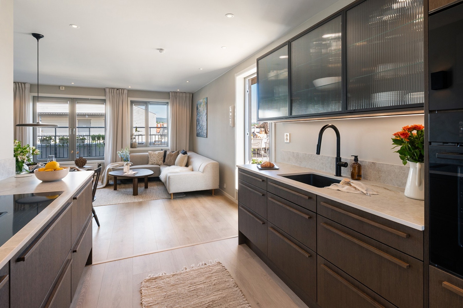 Layouten utnytter plassen effektivt med godt med skapplass og funksjonelle løsninger. Galleribilde