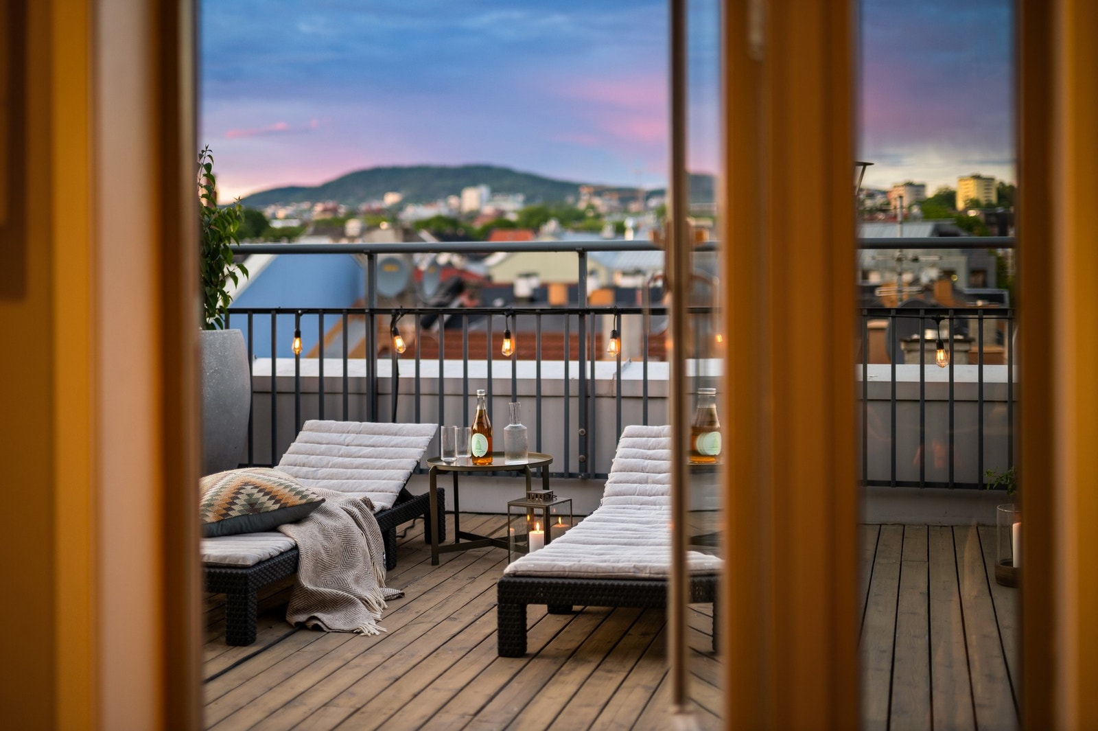 Terrassen gir deg mulighet til å nyte utsikten over byen og fjellene. Galleribilde