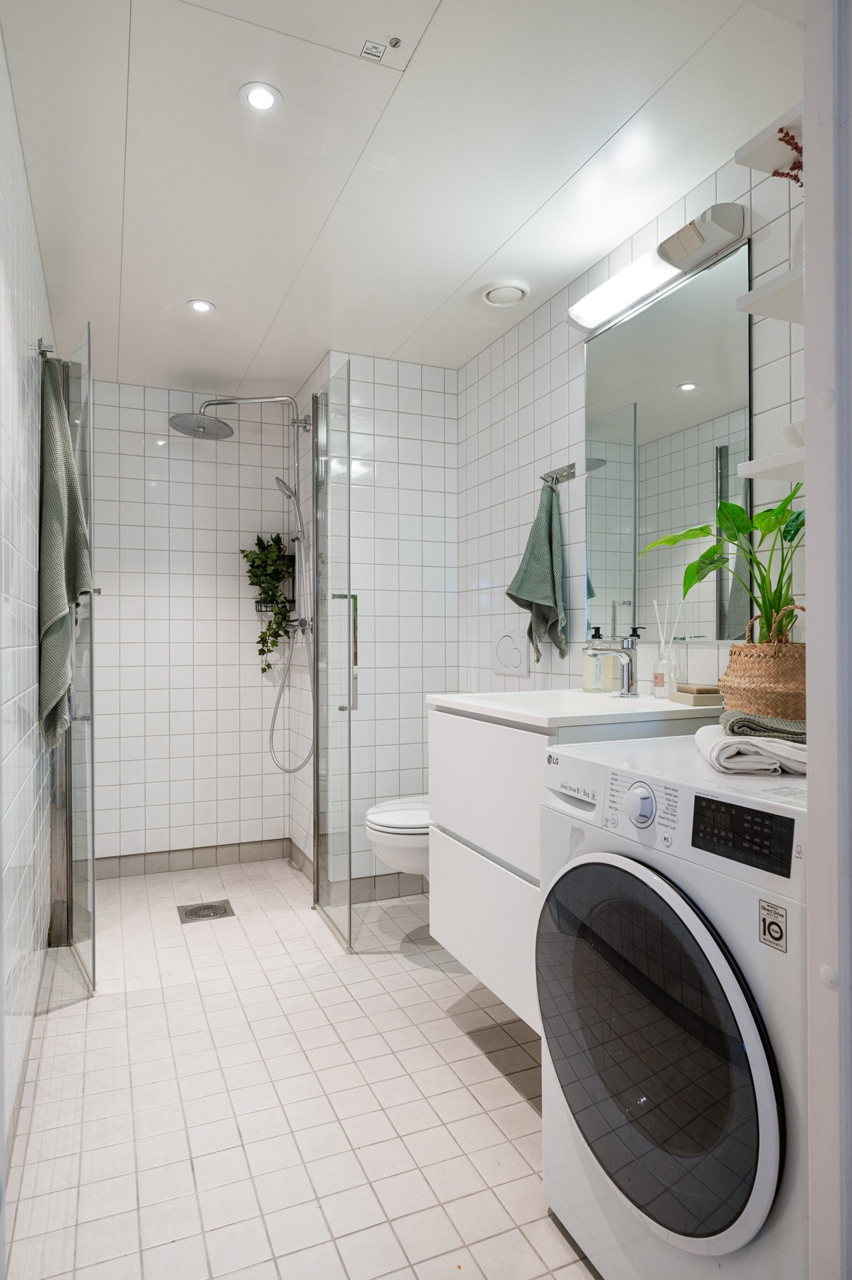 Prefabrikkert baderom med flislagte overflater og elektriske varmekabler. Galleribilde