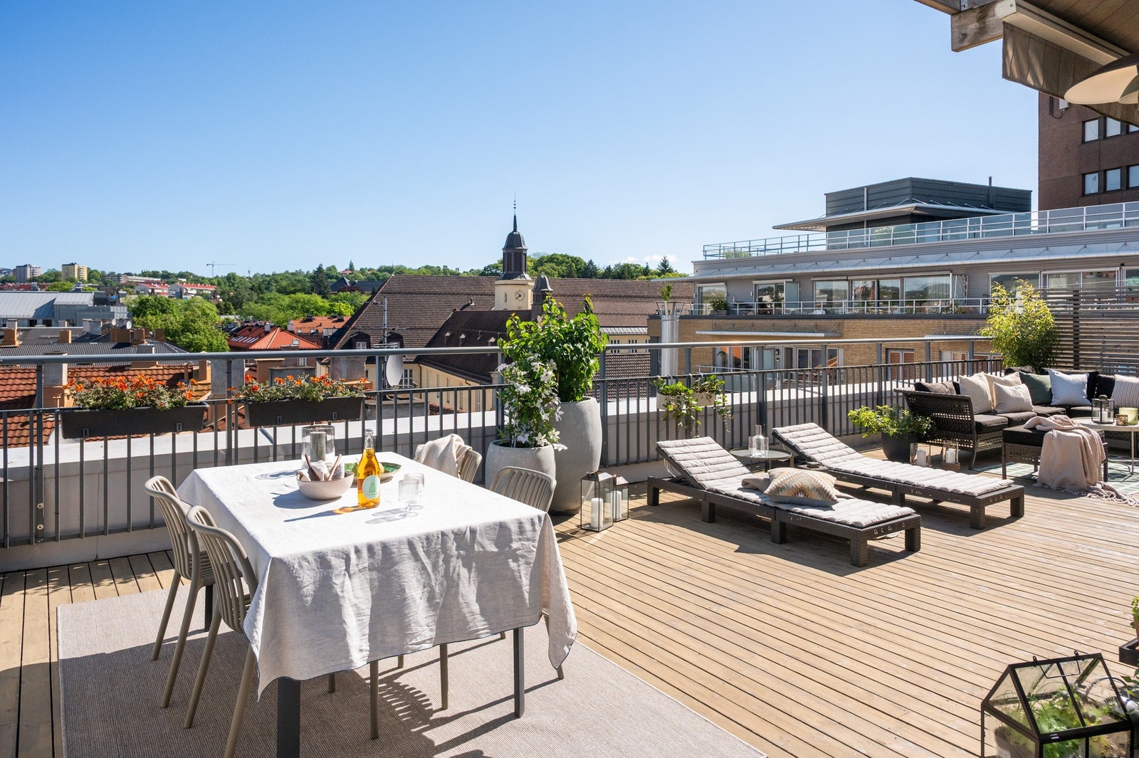 Dette uteområdet kan gi deg gode solforhold og plass til både avslapning og sosiale sammenkomster. Galleribilde